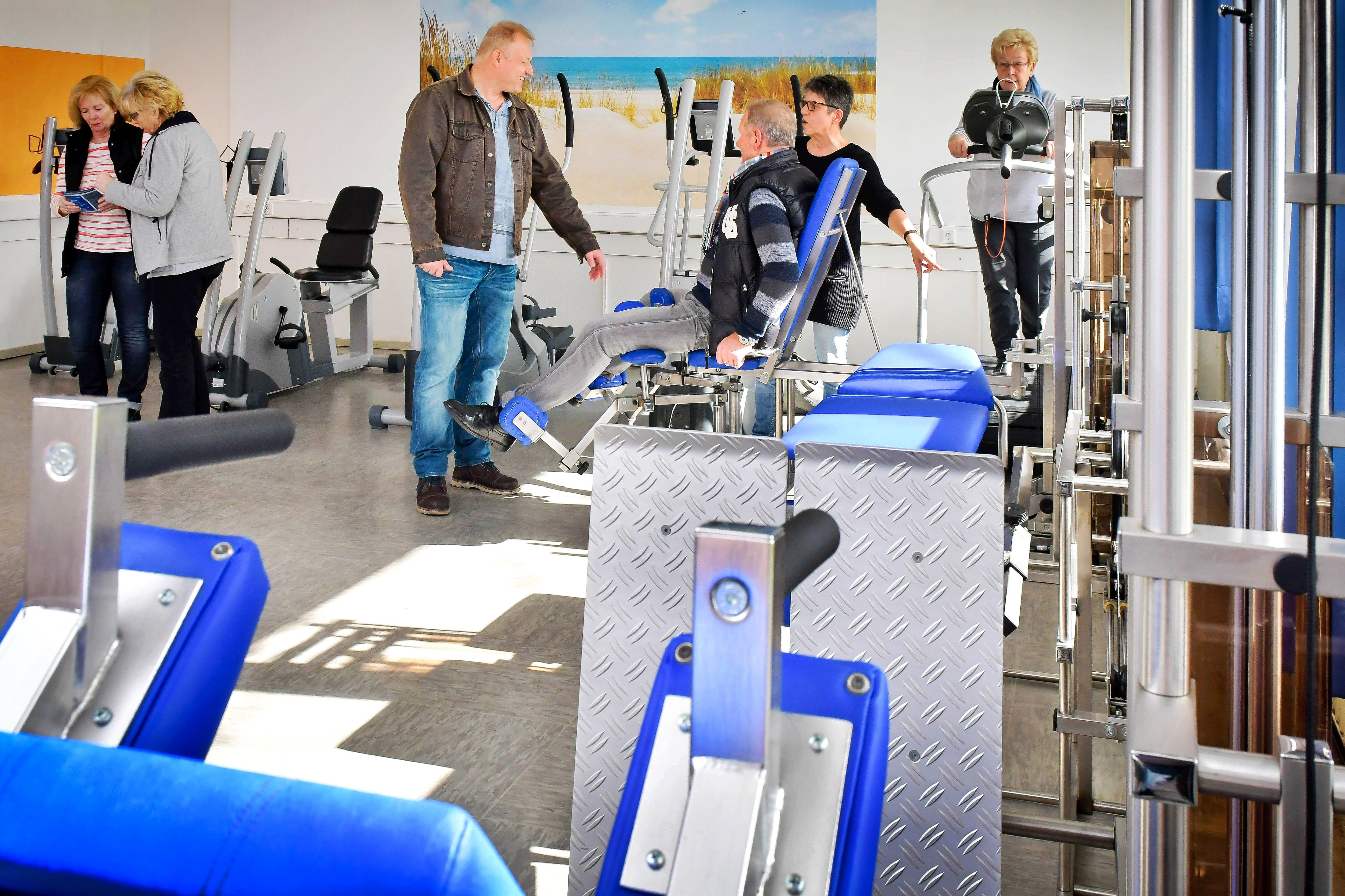 Fitnesstraining an Physiogeraeten im Gesundheitszentrum Zweckel